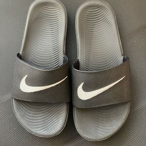 Youth Nike Slides in good condition 3Y